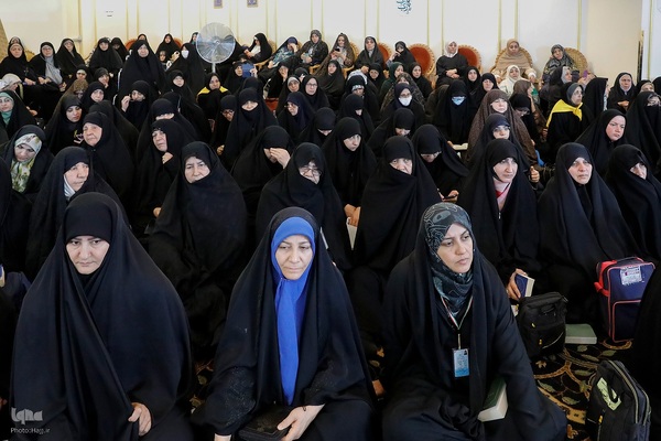 مراسم دعای کمیل زائران ایرانی در مدینه منوره به یاد شهدای خدمت