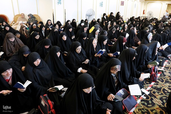 مراسم دعای کمیل زائران ایرانی در مدینه منوره به یاد شهدای خدمت