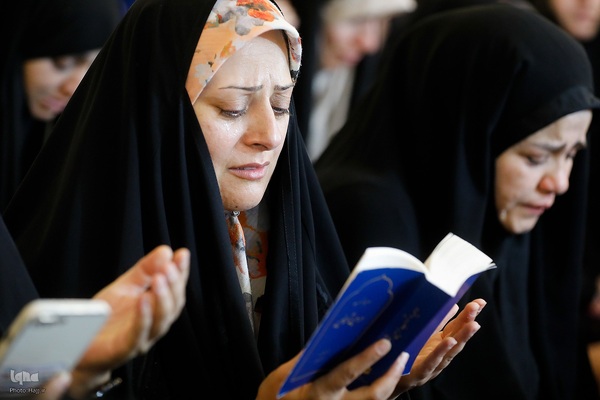 مراسم دعای کمیل زائران ایرانی در مدینه منوره به یاد شهدای خدمت