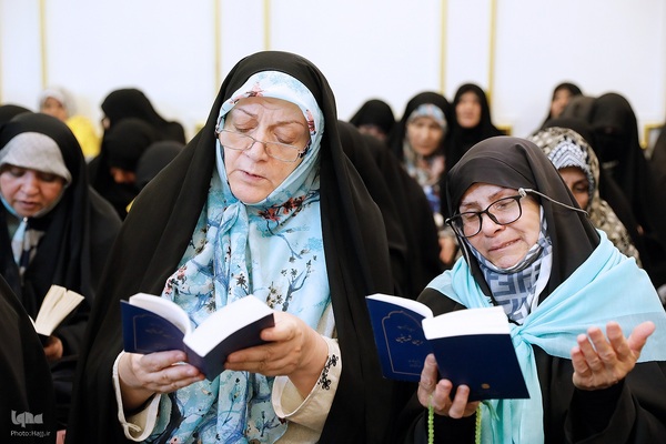 مراسم دعای کمیل زائران ایرانی در مدینه منوره به یاد شهدای خدمت