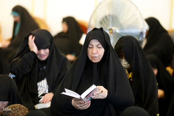 مراسم دعای کمیل زائران ایرانی در مدینه منوره به یاد شهدای خدمت