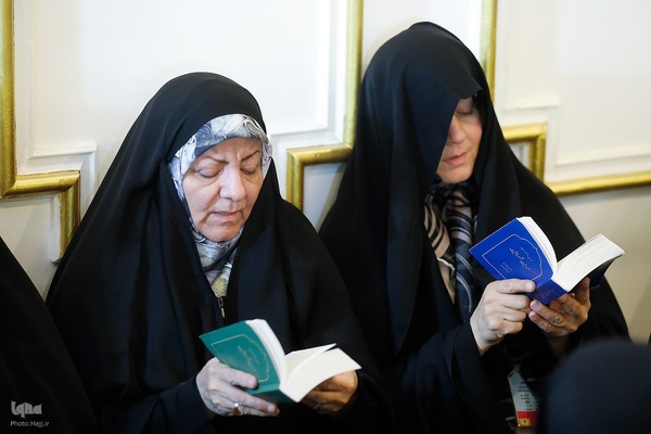 مراسم دعای کمیل زائران ایرانی در مدینه منوره به یاد شهدای خدمت