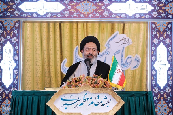 مراسم دعای کمیل زائران ایرانی در مدینه منوره به یاد شهدای خدمت