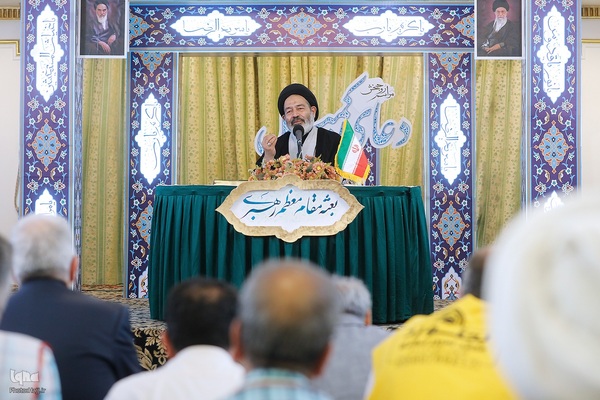 مراسم دعای کمیل زائران ایرانی در مدینه منوره به یاد شهدای خدمت