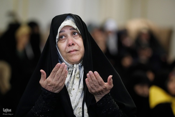 مراسم دعای کمیل زائران ایرانی در مدینه منوره به یاد شهدای خدمت