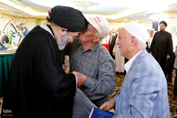 مراسم دعای کمیل زائران ایرانی در مدینه منوره به یاد شهدای خدمت