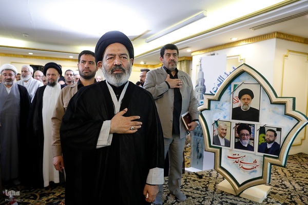 مراسم دعای کمیل زائران ایرانی در مدینه منوره به یاد شهدای خدمت