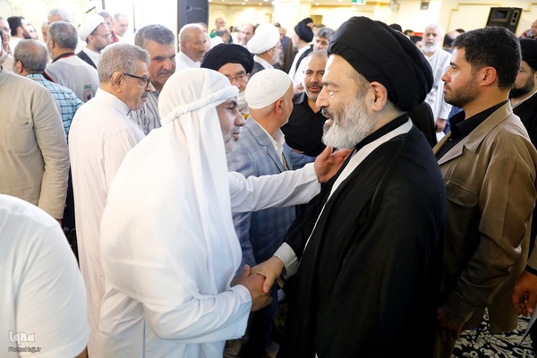 مراسم دعای کمیل زائران ایرانی در مدینه منوره به یاد شهدای خدمت