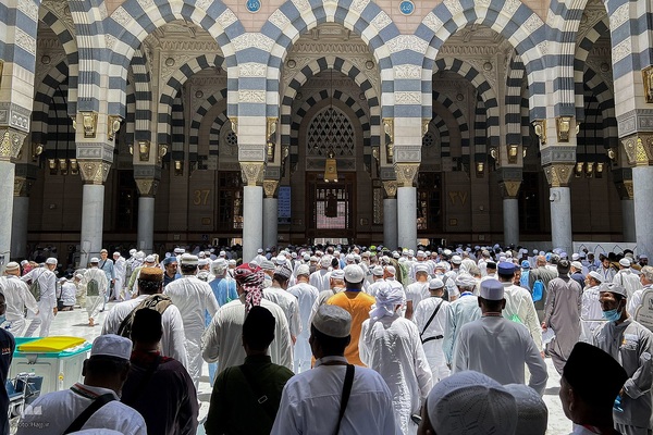 حضور در نمازهای جماعت مسجد النبی