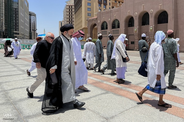 حضور در نمازهای جماعت مسجد النبی