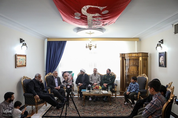 دیدار جامعه قرآنی با خانواده شهید اسماعیل احمدی
