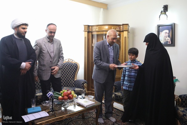 دیدار جامعه قرآنی با خانواده شهید اسماعیل احمدی