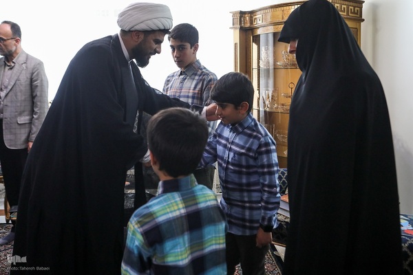 دیدار جامعه قرآنی با خانواده شهید اسماعیل احمدی