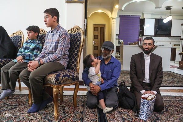 دیدار جامعه قرآنی با خانواده شهید اسماعیل احمدی