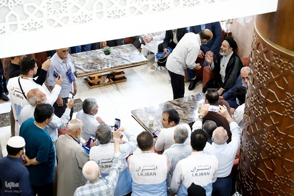 دیدار صمیمی سرپرست حجاج ایرانی با زائران کشورمان در مکه مکرمه