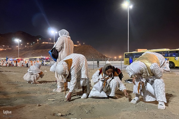وقوف زائران بیت‌الله‌الحرام در سرزمین مشعرالحرام