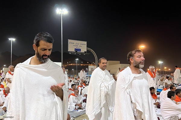 وقوف زائران بیت‌الله‌الحرام در سرزمین مشعرالحرام