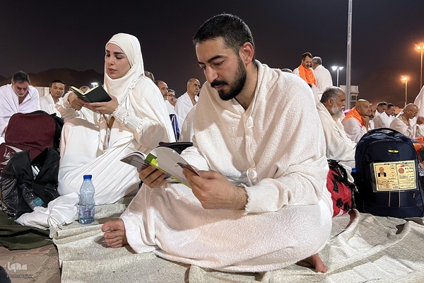 وقوف زائران بیت‌الله‌الحرام در سرزمین مشعرالحرام