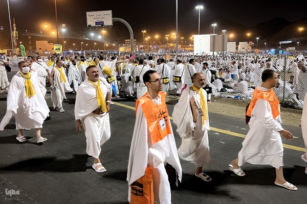 وقوف زائران بیت‌الله‌الحرام در سرزمین مشعرالحرام