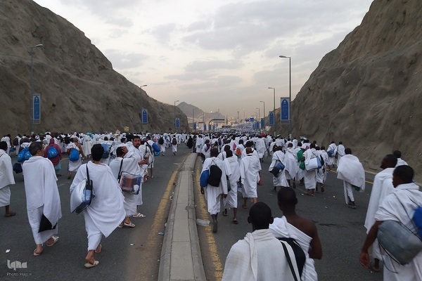 عزیمت هزاران زائر به سرزمین منا با پای پیاده