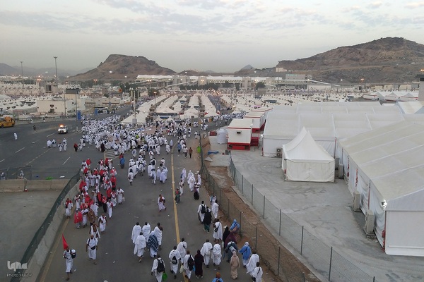 عزیمت هزاران زائر به سرزمین منا با پای پیاده