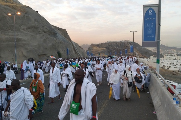 عزیمت هزاران زائر به سرزمین منا با پای پیاده