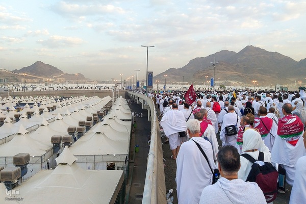 عزیمت هزاران زائر به سرزمین منا با پای پیاده