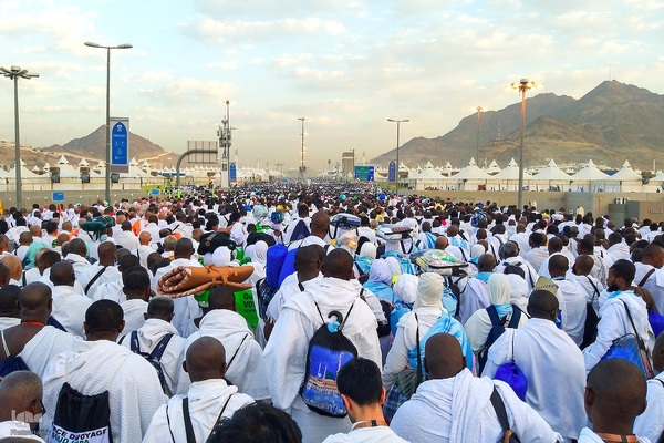 عزیمت هزاران زائر به سرزمین منا با پای پیاده