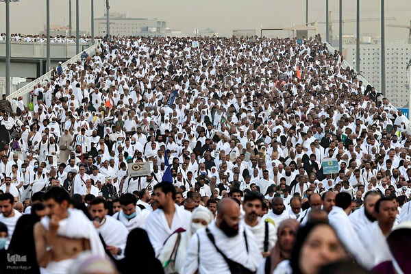 عزیمت هزاران زائر به سرزمین منا با پای پیاده