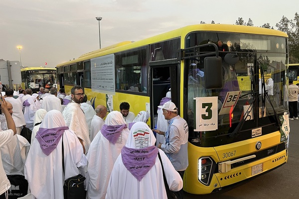 عزیمت هزاران زائر به سرزمین منا با پای پیاده