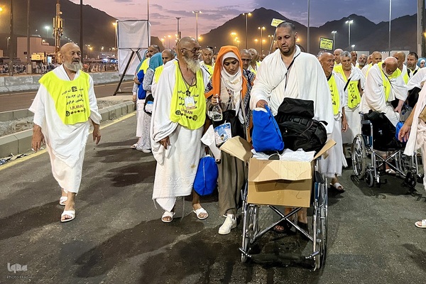 عزیمت هزاران زائر به سرزمین منا با پای پیاده