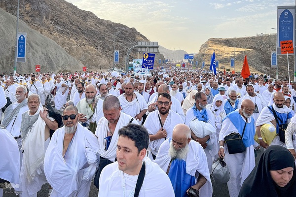 عزیمت هزاران زائر به سرزمین منا با پای پیاده