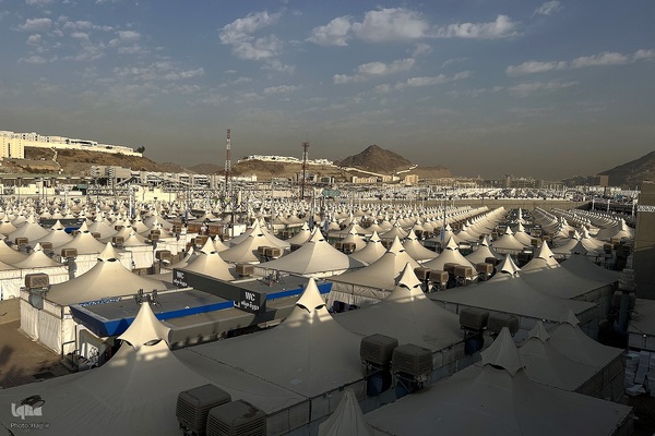 عزیمت هزاران زائر به سرزمین منا با پای پیاده