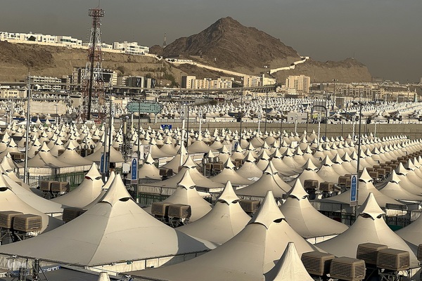 عزیمت هزاران زائر به سرزمین منا با پای پیاده