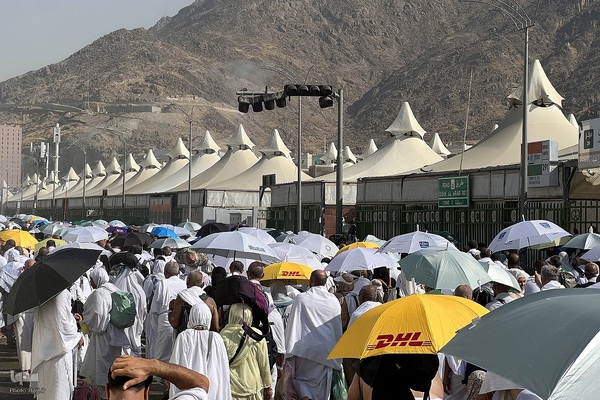 عزیمت هزاران زائر به سرزمین منا با پای پیاده