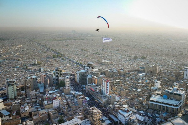 اهتزاز پرچم ولایت بر فراز حرم حضرت علی (ع)