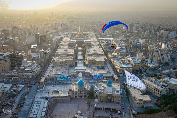 اهتزاز پرچم ولایت بر فراز حرم حضرت علی (ع)