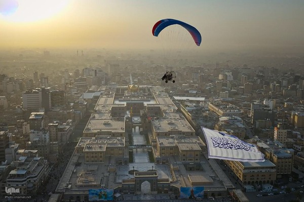 اهتزاز پرچم ولایت بر فراز حرم حضرت علی (ع)