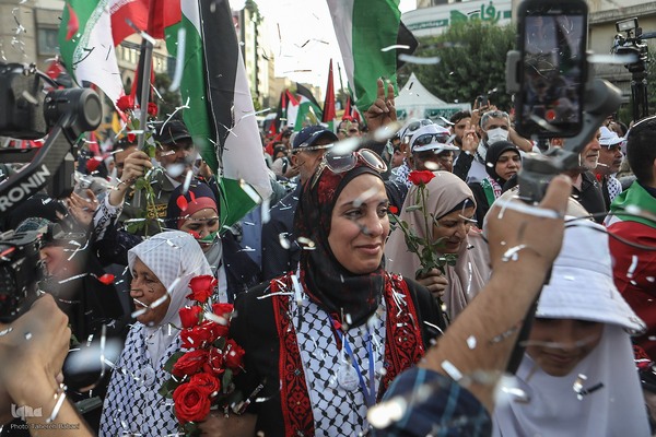 استقبال مردمی از خانواده های شهدا و بازماندگان غزه