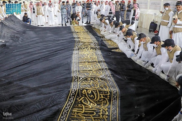 تعویض پرده کعبه با آغاز سال ۱۴۴۶ هجری قمری