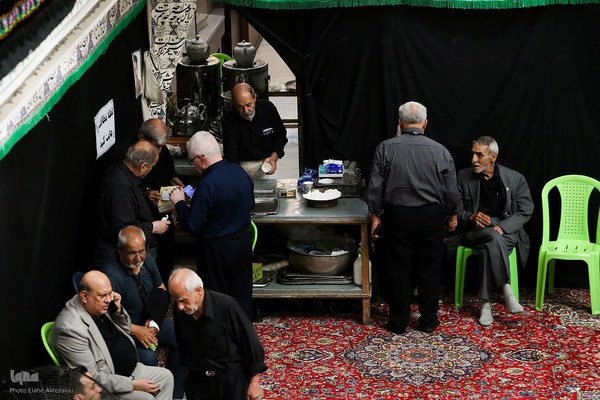 رختِ سیاهِ عزا بر تنِ بازار تهران