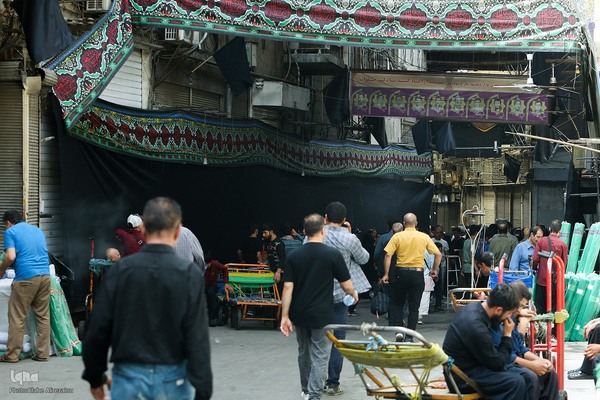 رختِ سیاهِ عزا بر تنِ بازار تهران