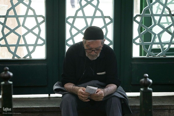 رختِ سیاهِ عزا بر تنِ بازار تهران