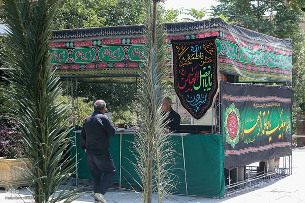 رختِ سیاهِ عزا بر تنِ بازار تهران