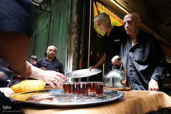 رختِ سیاهِ عزا بر تنِ بازار تهران