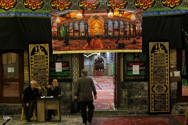 رختِ سیاهِ عزا بر تنِ بازار تهران