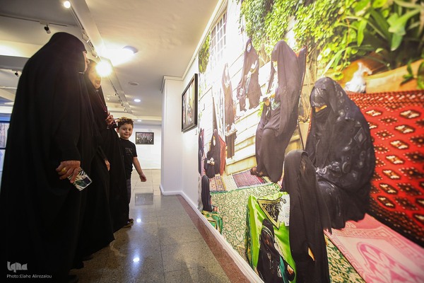 نمایشگاه عکس «مجلسِ پرده‌نشینان»