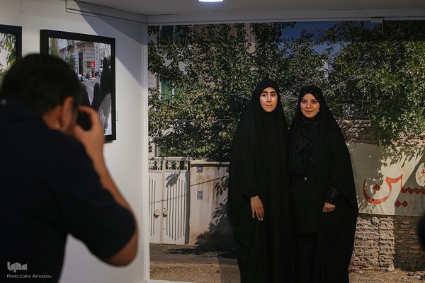 نمایشگاه عکس «مجلسِ پرده‌نشینان»