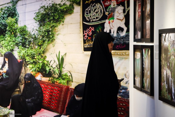 نمایشگاه عکس «مجلسِ پرده‌نشینان»