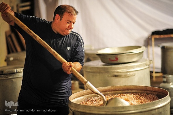 پخت غذای نذری در اهواز